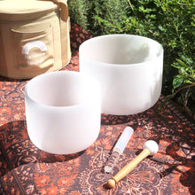 Load image into Gallery viewer, Earth & Soul Stars︱Set of 2 Sound Therapy Bowls in Beige Carry Case