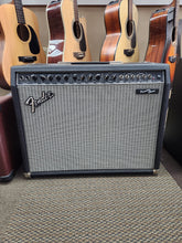 Load image into Gallery viewer, Fender Princeton Chorus PR-82 Guitar Amplifier - USED
