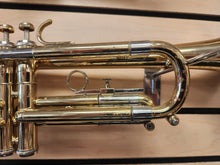 Load image into Gallery viewer, Getzen 300 Series Trumpet with Case - USED
